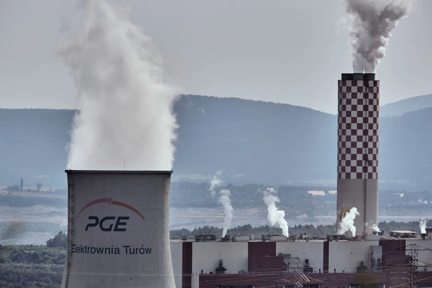 Kopalnia Turów odgrodzona wałem od granicy z Czechami
