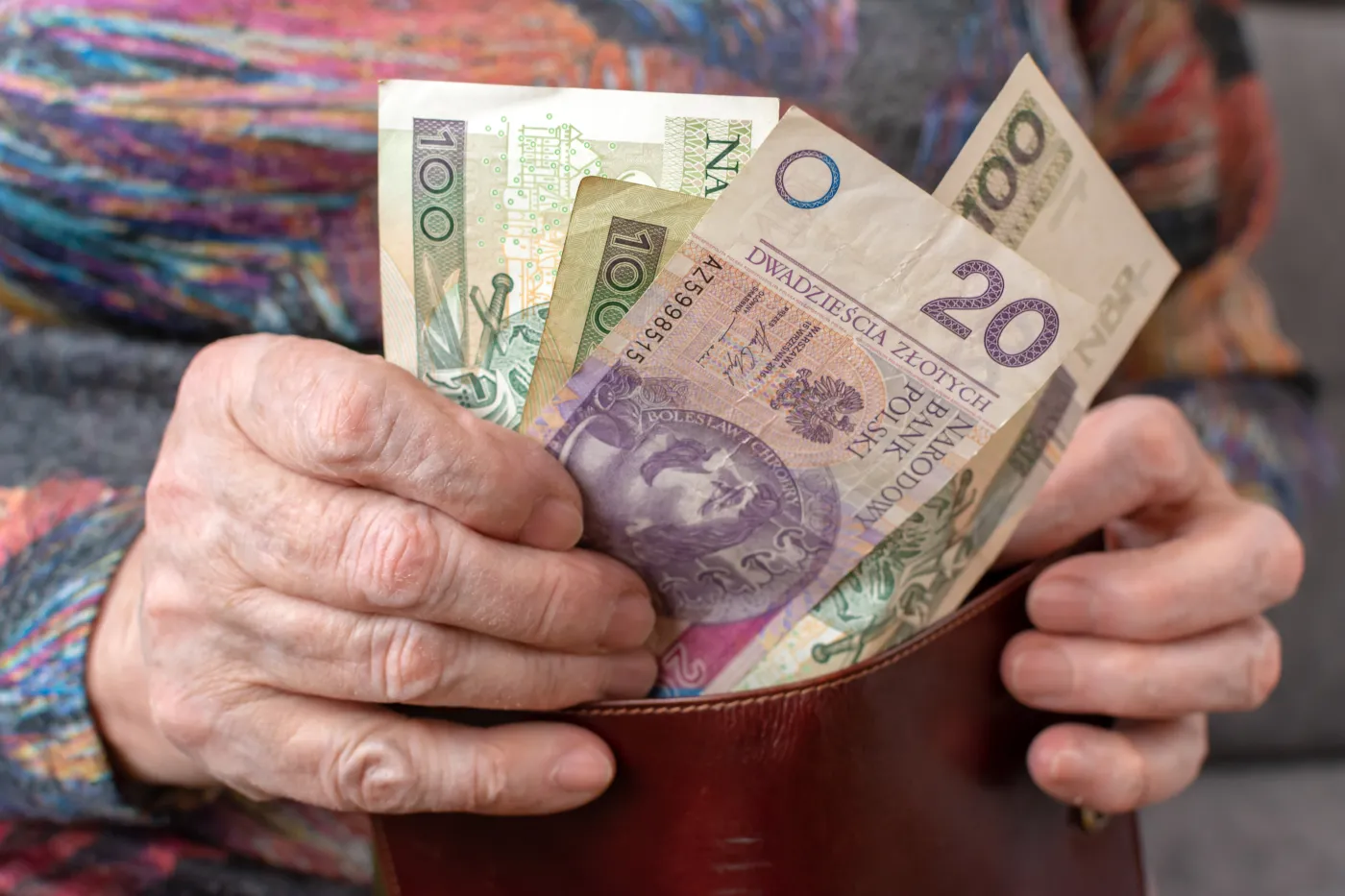 Dodatkowe 6246,13 zł emerytury co miesiąc. Co dalej ze świadczeniem honorowym?