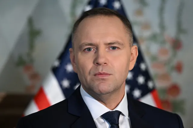 "Minister SZ cykający selfie". Nawrocki odpowiada Sikorskiemu
