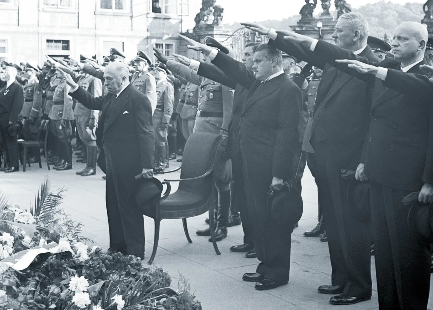 Prezydent Emil Hácha i członkowie czeskiego rządu oddają cześć zabitemu Reinhardowi Heydrichowi. Praga, 7 czerwca 1942 r.