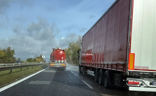 Kierowcy ciężarówek łamią zakaz. Policja ujawnia skalę problemu