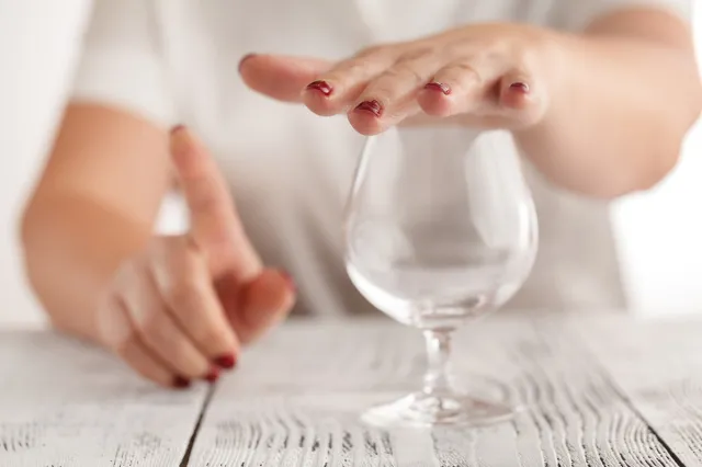 Jak rozpoznać ukryty alkoholizm? Lekarz zadaje te 4 proste pytania