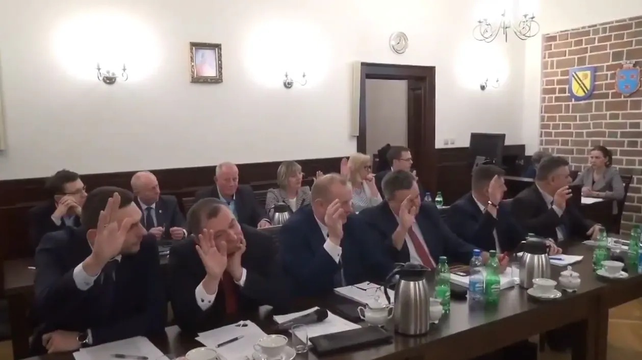 Tylko zarządzanie faktyczną działalnością gospodarczą może pozbawić radnego mandatu
