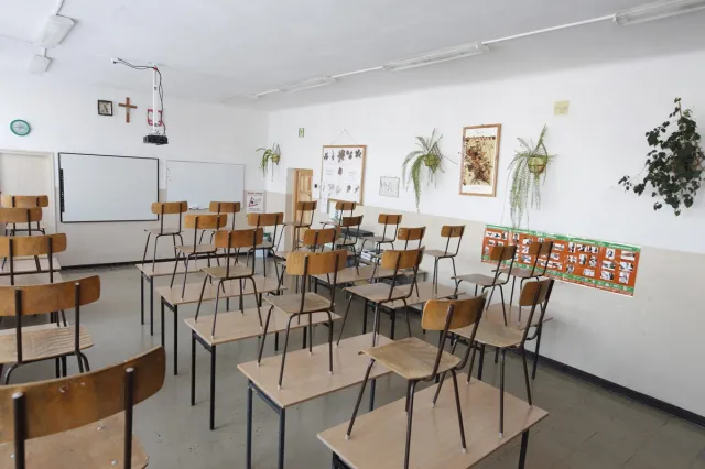 Mróz zatrzymał dzieci w domach. W tych szkołach nie ma lekcji [LISTA]