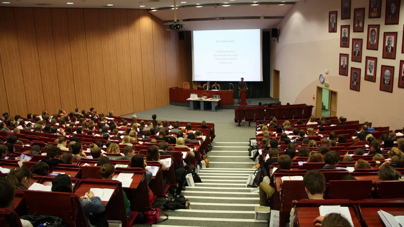 Uczelnia wyższa, studenci na auli.