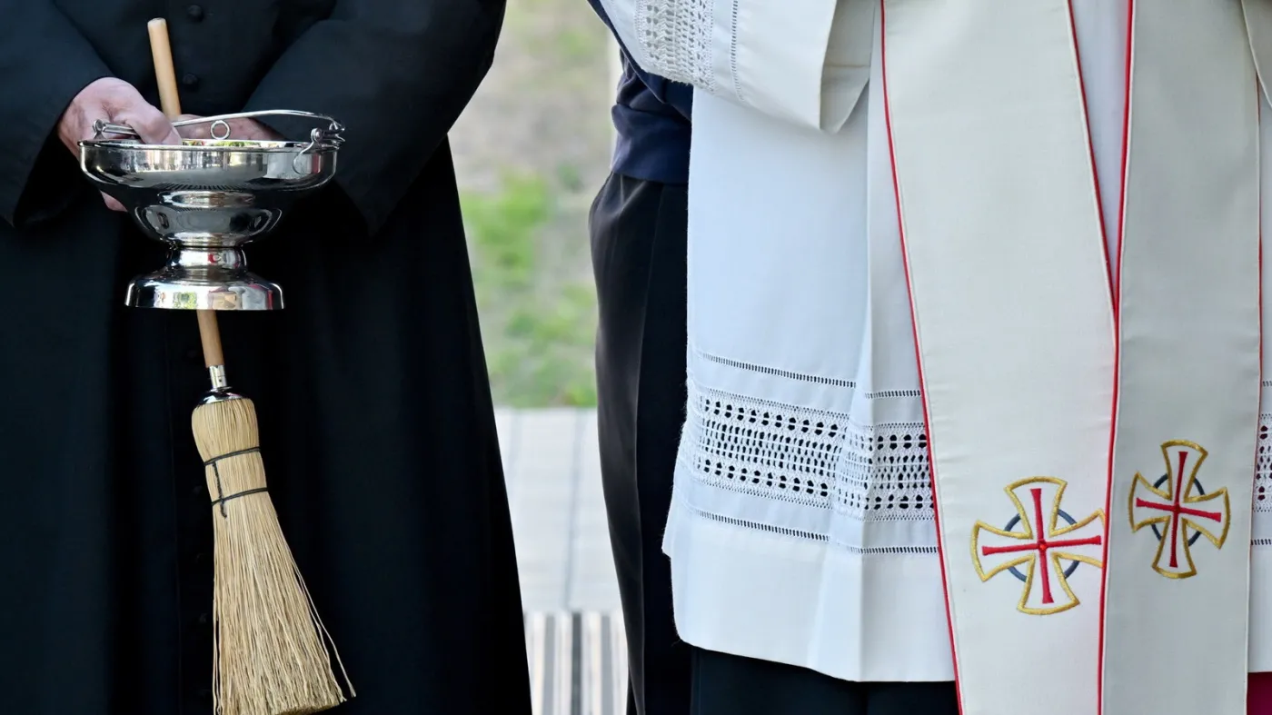 Kolęda 2026/2027. Ksiądz już chodzi po kolędzie. Ogłosił, co z kopertami