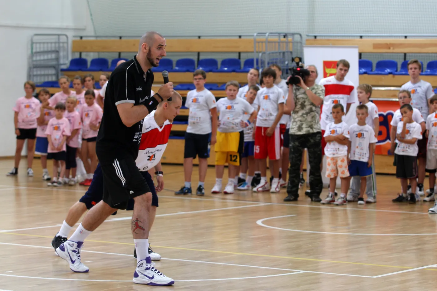 Marcin Gortat uczy grać w koszykówkę dzieci w Łodzi. 
