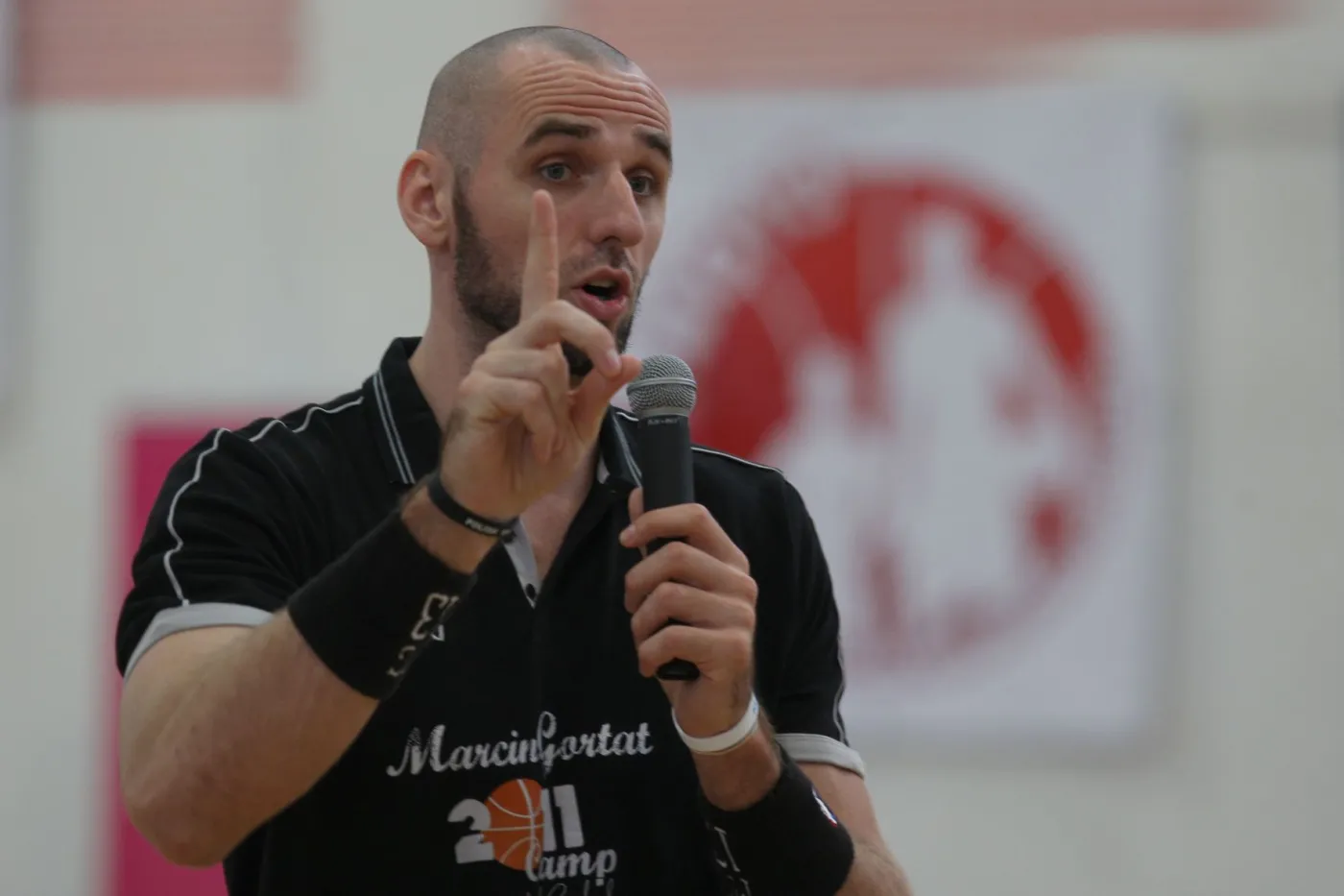 Marcin Gortat uczy grać w koszykówkę dzieci w Łodzi. 