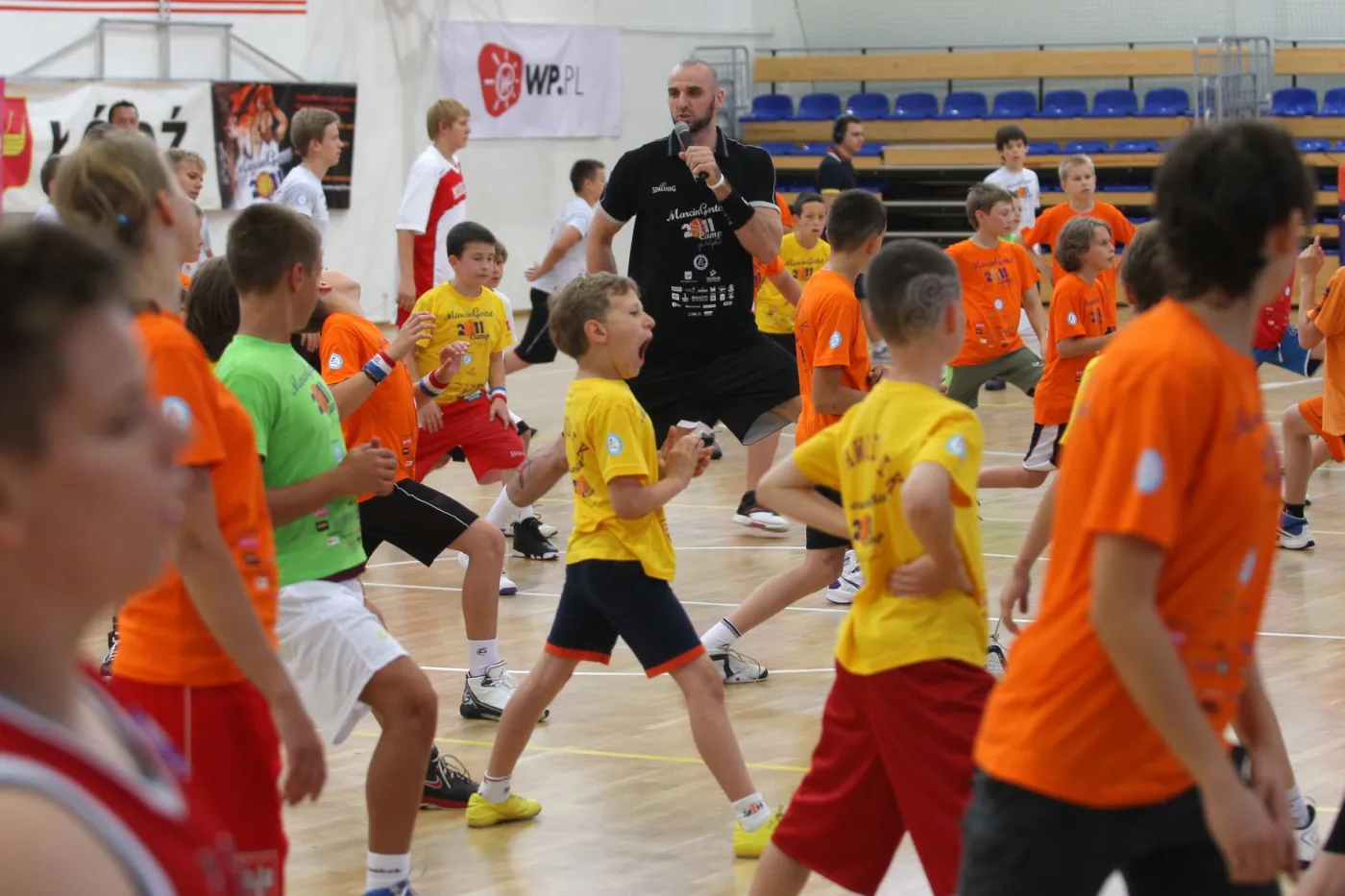 Marcin Gortat uczy grać w koszykówkę dzieci w Łodzi.