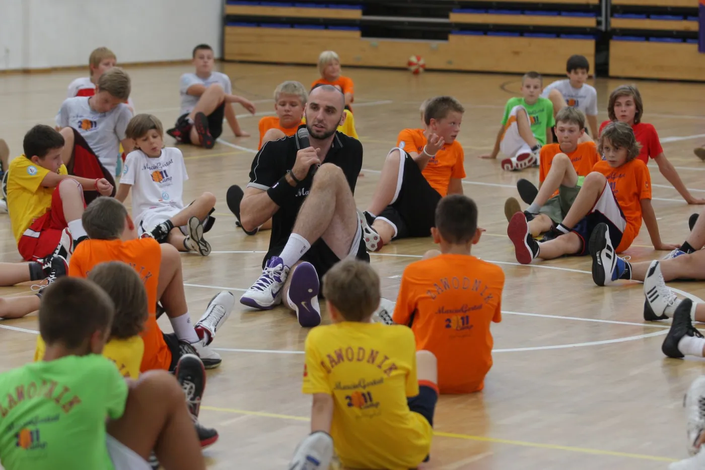 Marcin Gortat uczy grać w koszykówkę dzieci w Łodzi.