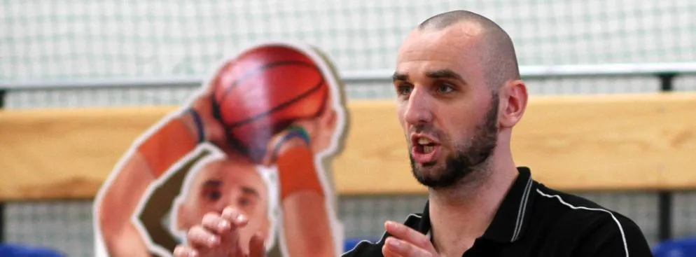 Marcin Gortat uczy grać w koszykówkę dzieci w Łodzi.