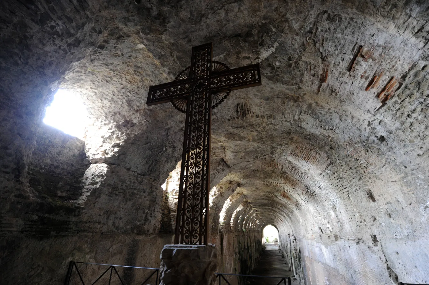 1227222-katakumby-w-castel-gandolfo.jpg
