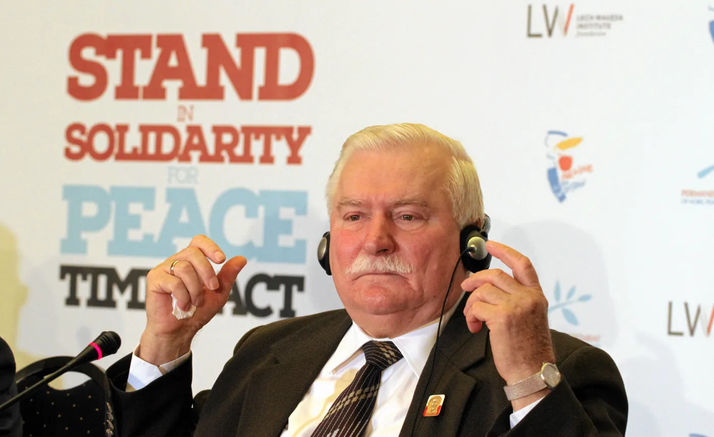 Prezydent Lech Wałęsa podczas konferencji prasowej otwierającej 13. Światowy Szczyt Laureatów Pokojowej Nagrody Nobla 