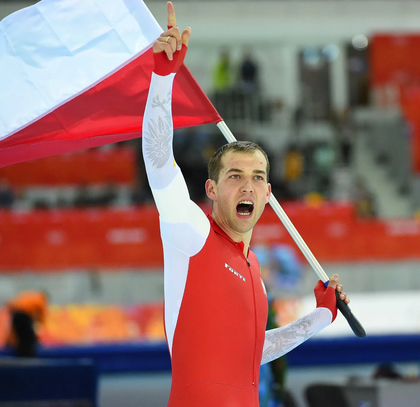Zbigniew Bródka cieszy się ze zwycięstwa