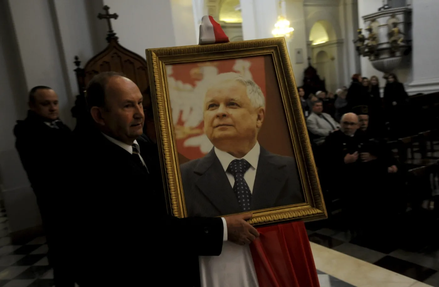 Msza święta w intencji ofiar, 10 bm. w kościele Seminaryjnym na Krakowskim Przedmieściu. Dziś odbywają się obchody czwartej rocznicy katastrofy samolotu Tu-154M, w której zginęło 96 osób, w tym prezydent Lech Kaczyński, jego żona i wielu wysokich rangą urzędników państwowych i dowódców wojskowych. 
