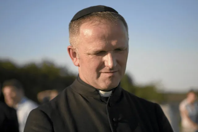 Ks. Lemański ujawnia rozmowę z abp. Hoserem: Zapytał mnie, czy jestem obrzezany, czy należę do tego narodu