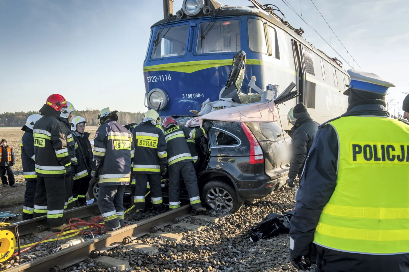 Tragiczny wypadek w Kujawsko-Pomorskim: Auto wjechało pod pociąg. Dwie osoby nie żyją