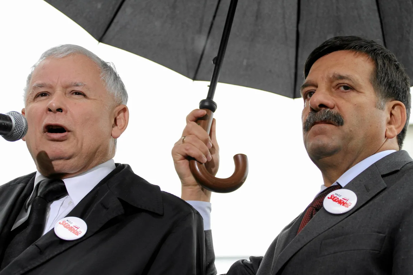 Prezes PiS Jarosław Kaczyński i były szef NSZZ "Solidarność" Janusz Śniadek podczas zgromadzenia przed kancelarią premiera.