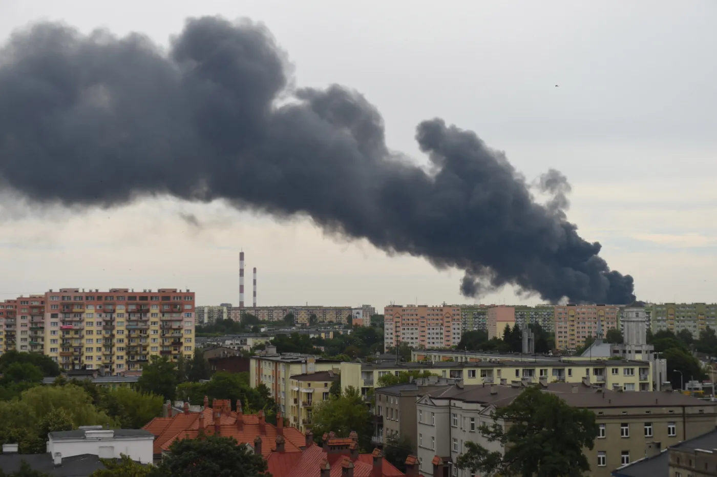 Łódź: Płonie hala lakierni zakładu produkcji tworzyw sztucznych