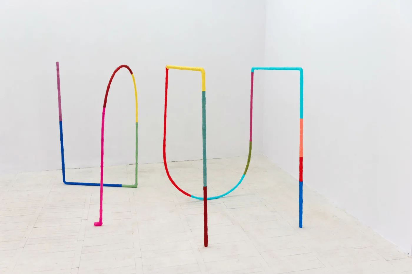 Alicja Bielawska, Ćwiczenia na dwie linie, 2014, stal, tkanina, dzięki uprzejmości artystki i galerii Starter, Warszawa