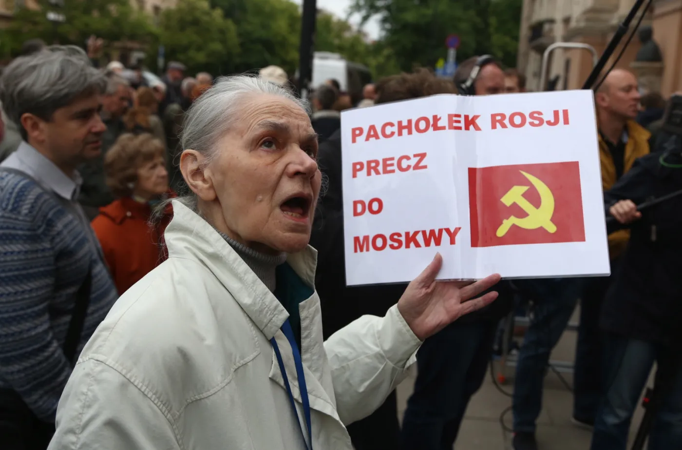 Przed Cmentarzem Powązkowskim zbierają się zwolennicy i przeciwnicy gen. Jaruzelskiego PAP/Tomasz Gzell