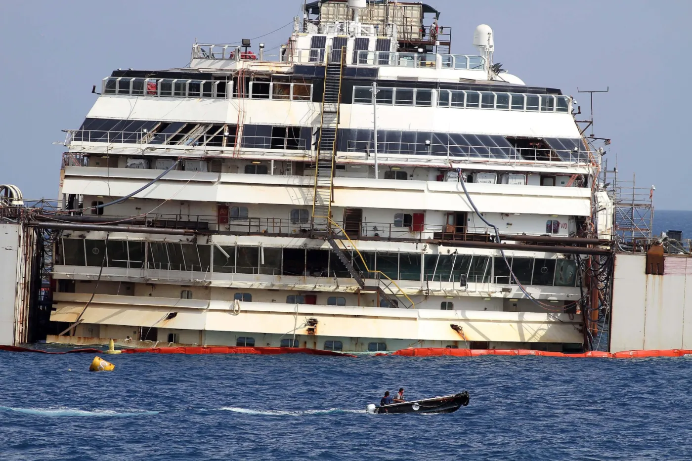 Costa Concordia może wypłynąć w ostatni rejs już 19 lipca  EPA/CLAUDIO GIOVANNINI 