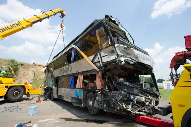 Po wypadku polskiego autobusu w Niemczech: do tragedii doszło, bo kierowca był przemęczony?