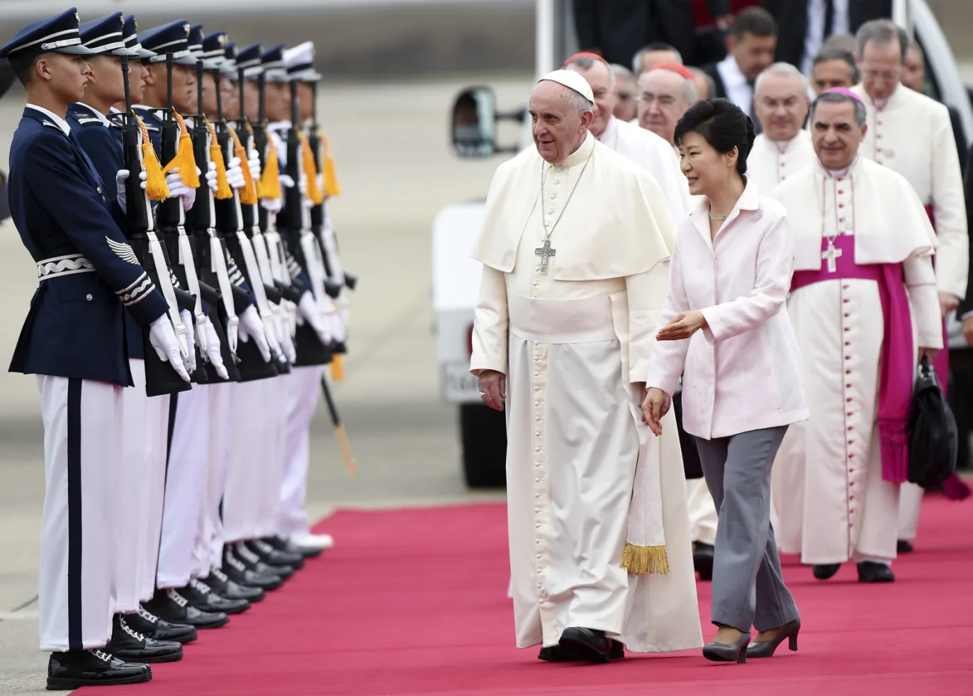 Korea Północna wystrzeliła trzy pociski rakietowe - z okazji wizyty papieża