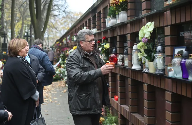 Prezydent Komorowski na Powązkach: zachęca do ofiarności