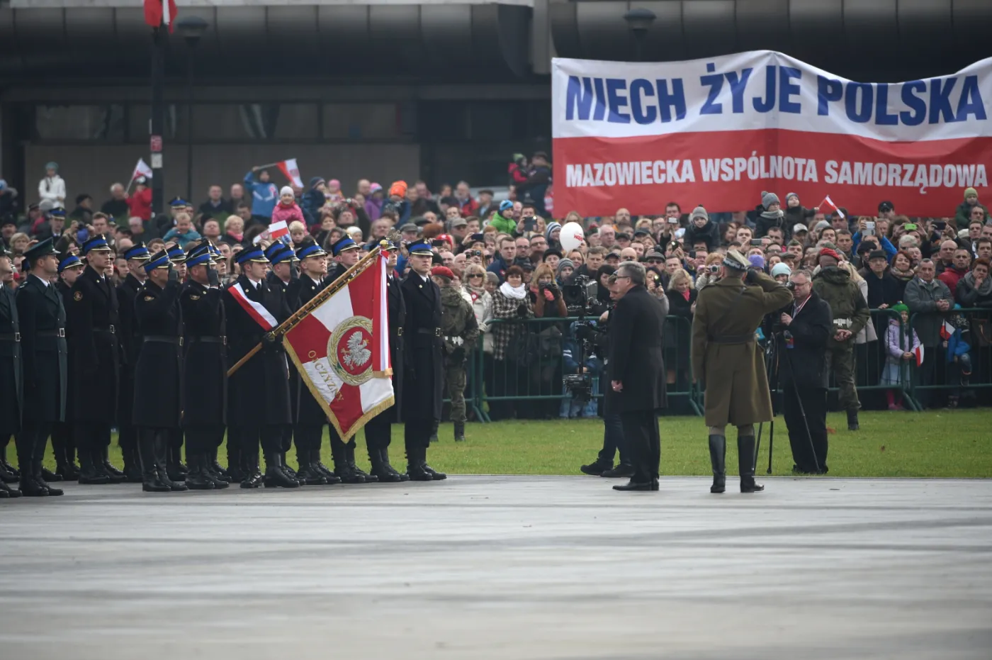 bchody Święta Niepodległości z udziałem prezydenta Bronisława Komorowskiego. Prezydent Bronisław Komorowski (C) uczestniczy w uroczystej odprawie wart przed Grobem Nieznanego Żołnierza w Warszawie, w 96. rocznicę odzyskania przez Polskę niepodległości, 11 bm. 