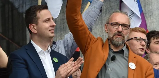 Przewodniczący PSL Władysław Kosiniak-Kamysz oraz lider KOD Mateusz Kijowski podczas wiecu na pl. Piłsudskiego. 