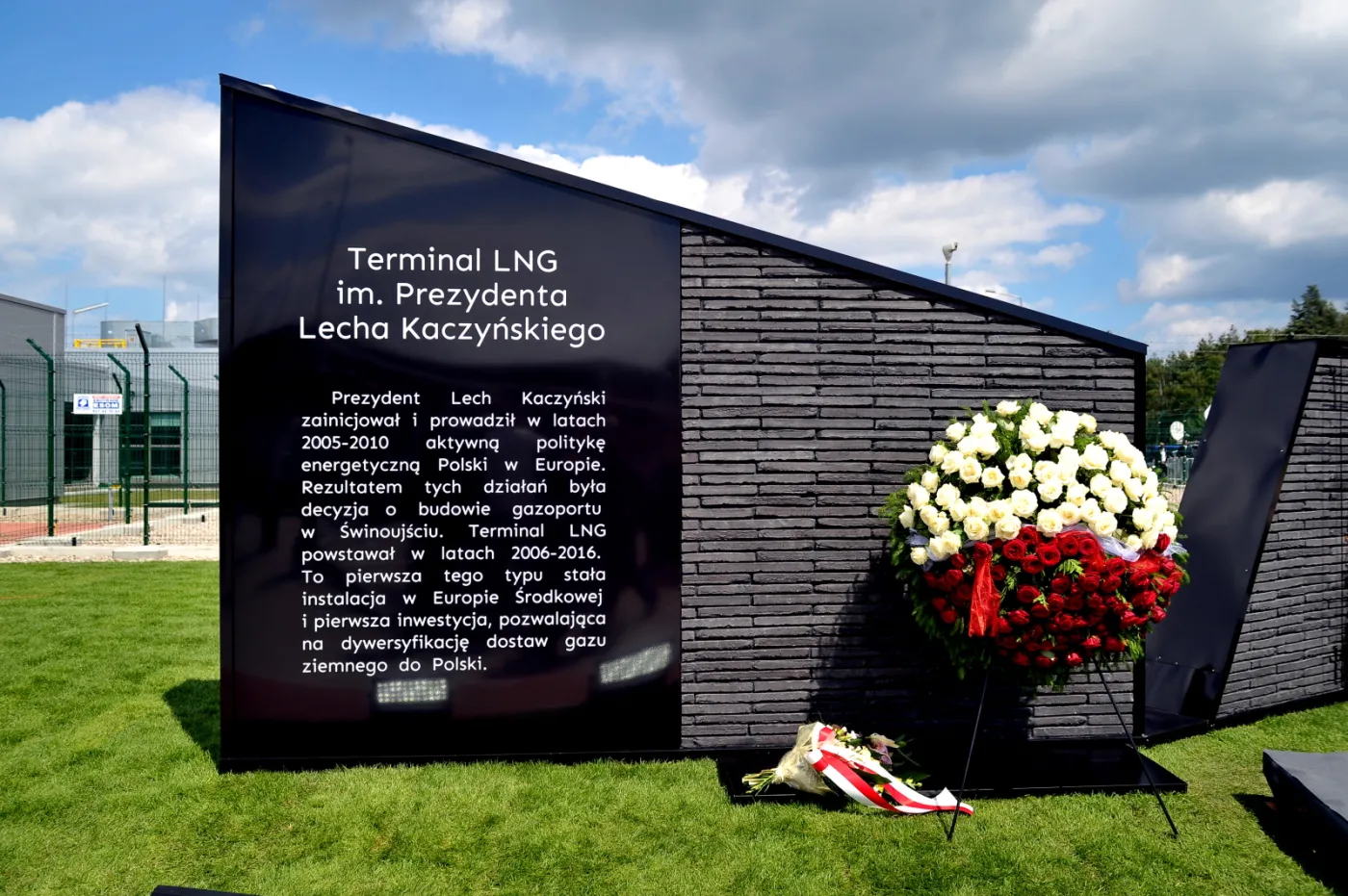 Pamiątkowa tablica odsłonięta podczas uroczystości nadania terminalowi LNG w Świnoujściu imienia prezydenta Lecha Kaczyńskiego