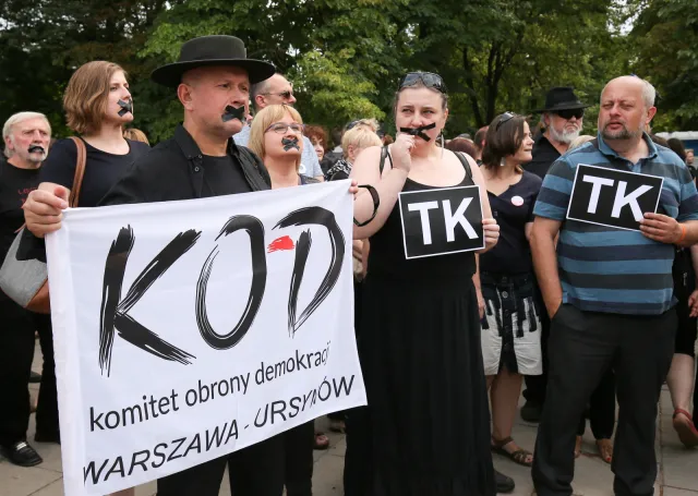 KOD wycofał obywatelski projekt ustawy o TK. "Nie możemy firmować fikcji. To pozory demokracji"