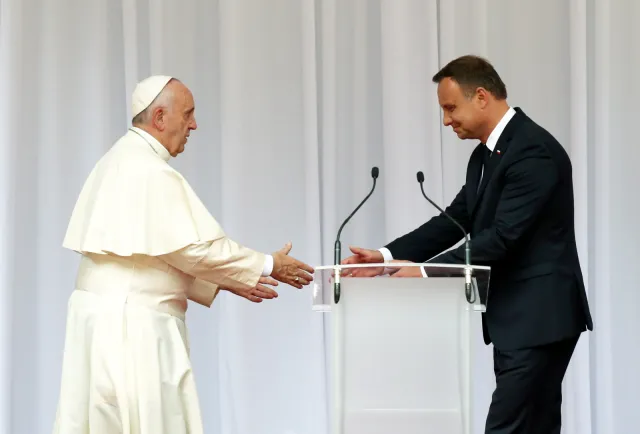 Papież Franciszek na Wawelu: Potrzebna jest gotowość przyjęcia ludzi uciekających od wojen i głodu