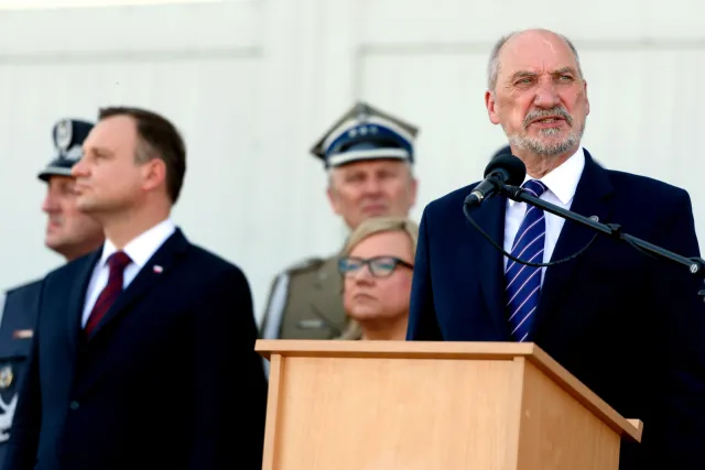 Andrzej Duda o katastrofie smoleńskiej: Podnieśliśmy się i idziemy nadal przed siebie