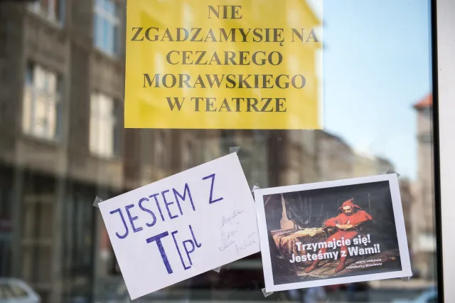 Aktorzy Teatru Polskiego we Wrocławiu wręczyli przyszłemu dyrektorowi bilet powrotny do Warszawy