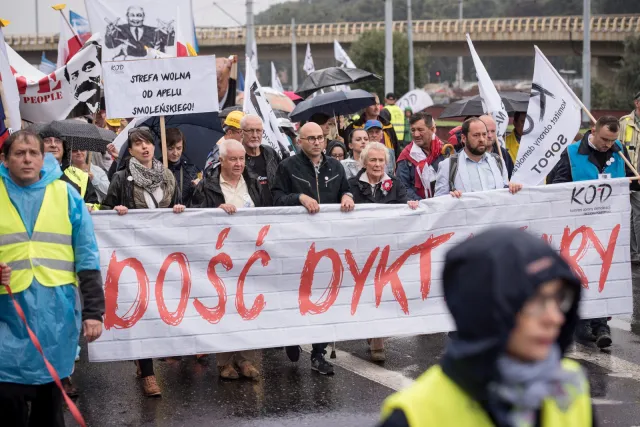 Marsz KOD w Gdańsku: "Dość dyktatury, więcej kultury”, ”Jarosław, Polskę zostaw”