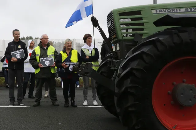 Francja: Mieszkańcy Calais żądają usunięcia obozowiska emigrantów, blokują drogi