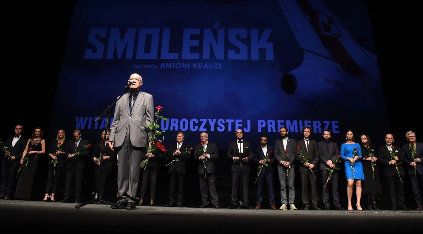 Warszawa: Kilkuminutowe brawa po uroczystej premierze „Smoleńska”