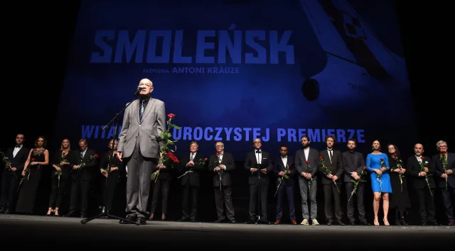 Warszawa: Kilkuminutowe brawa po uroczystej premierze „Smoleńska”