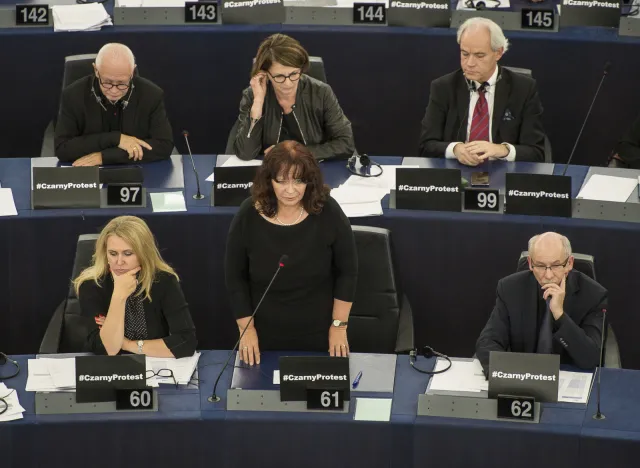 W PE debata o prawach kobiet w Polsce: Oskarżenia o ciemnogród i średniowiecze
