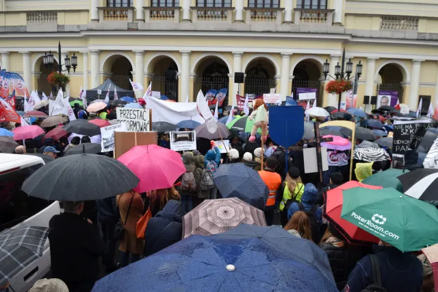 Warszawa: Uczestnicy manifestacji ZNP złożyli petycję w urzędzie wojewódzkim