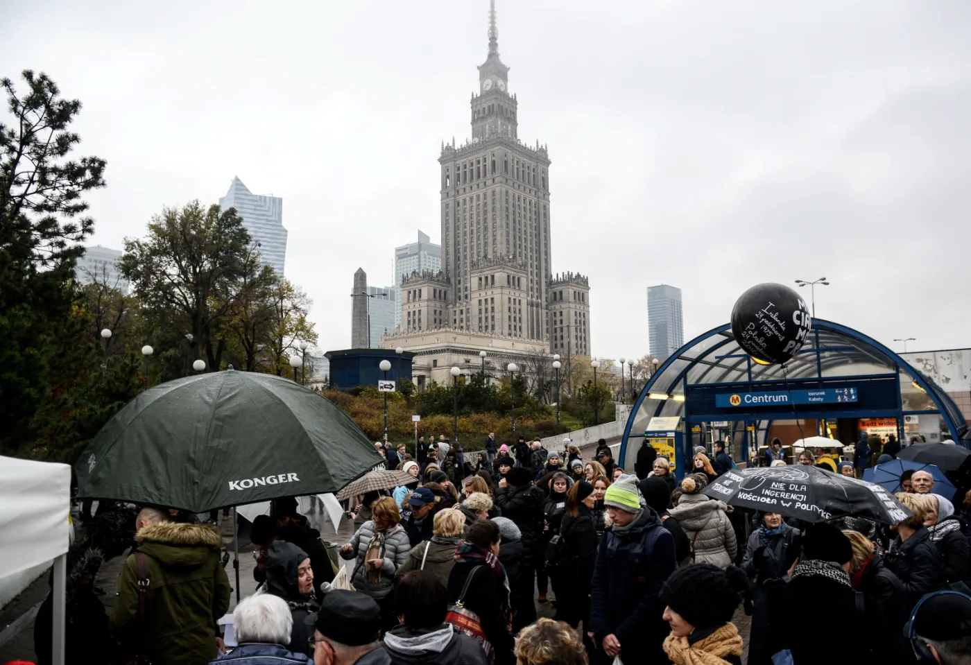 "Czarny protest" w Warszawie. Akcje przed kościołami i przy metrze w centrum