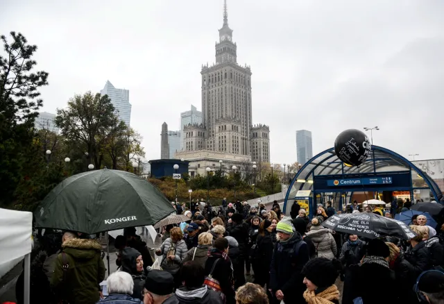 "Czarny protest" w Warszawie. Akcje przed kościołami i przy metrze w centrum
