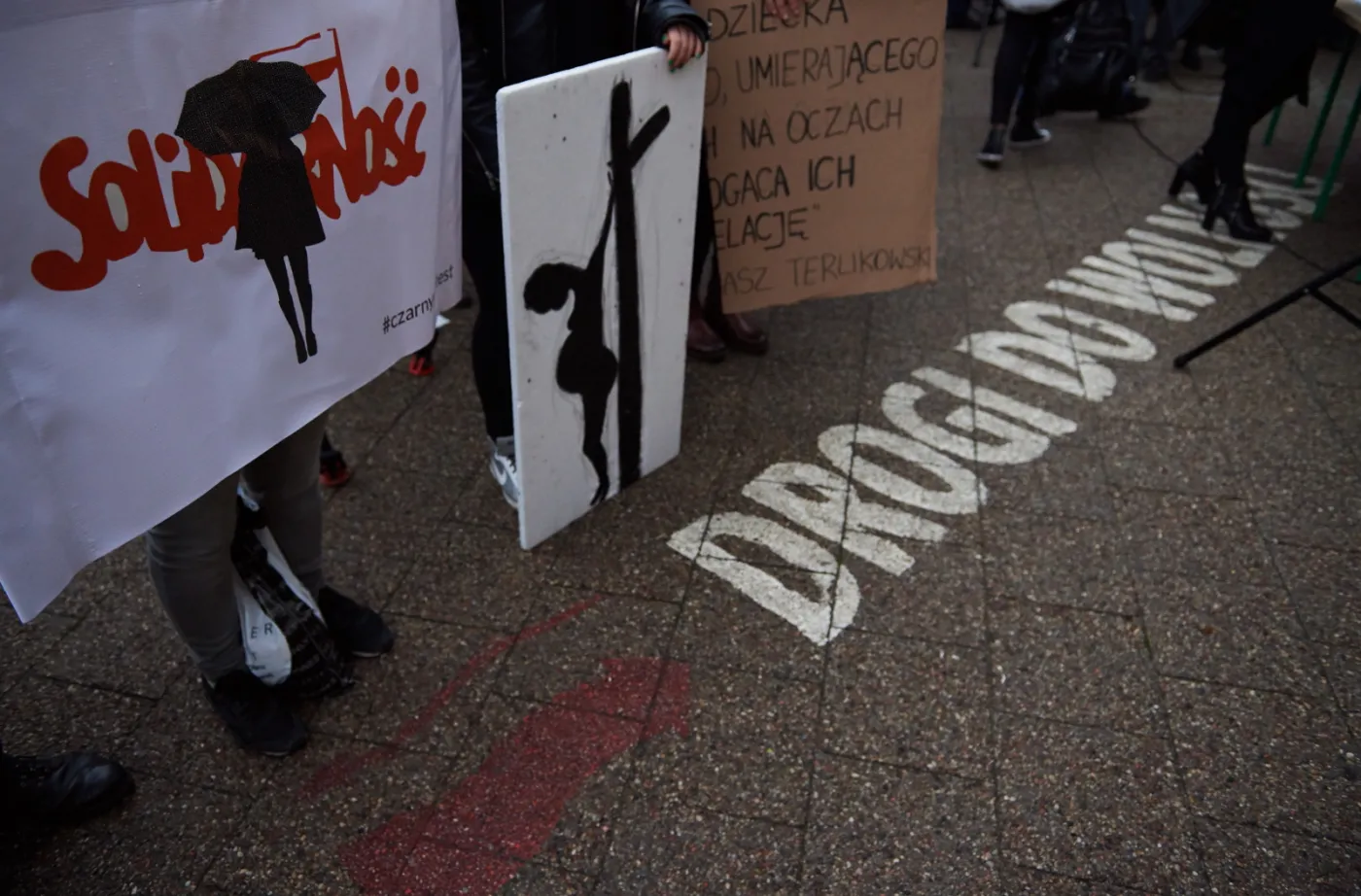 "Czarny protest" przed siedzibą "Solidarności" w Gdańsku