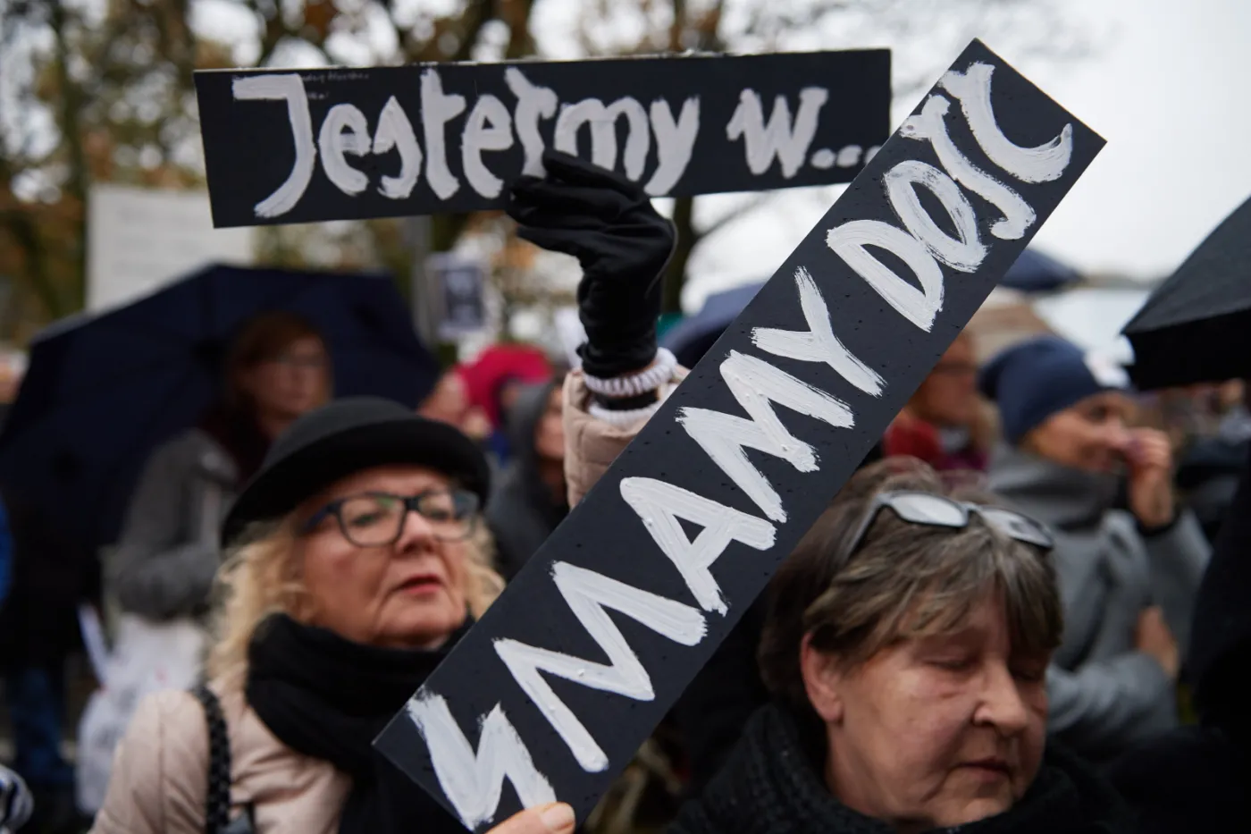 Uczestnicy "Czarnego protestu" pikietują przed siedzibą Solidarności w Gdańsku