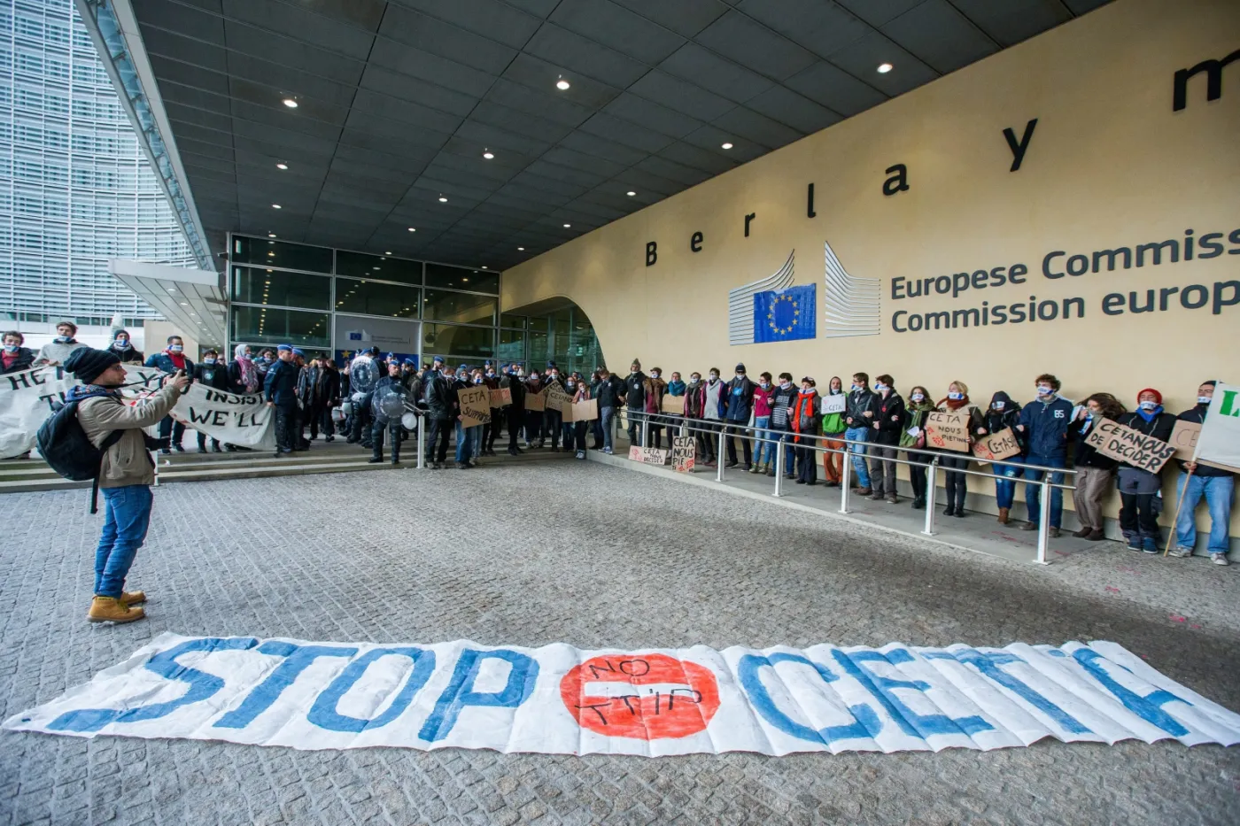 Belgia: Protest przed KE przeciw CETA. Doszło do przepychanek z policją