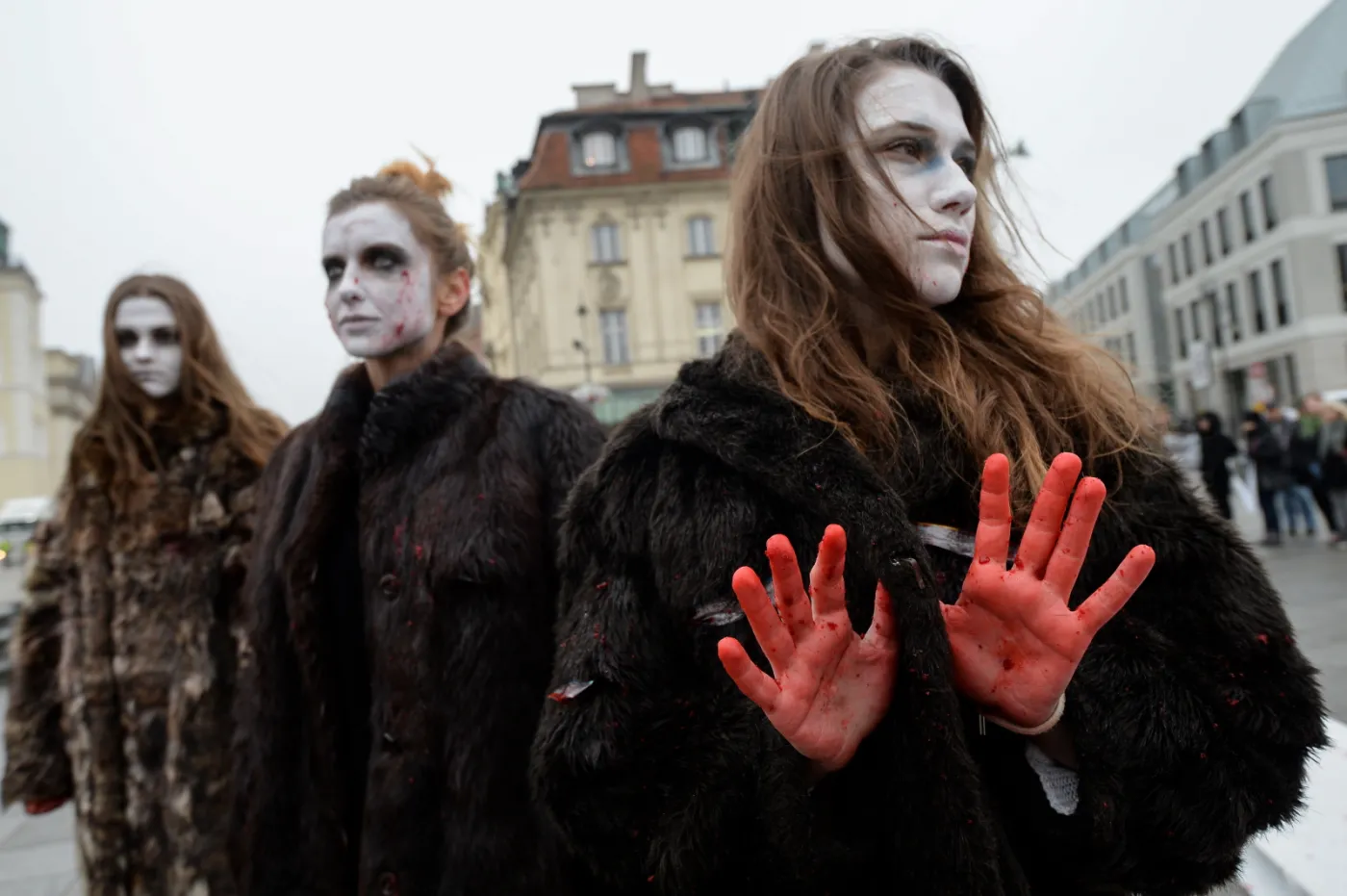 Demonstracje w polskich miastach: Modelki ubranych w zakrwawione futra i martwy lis