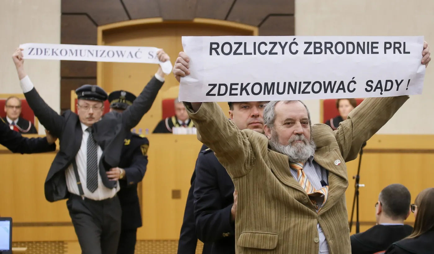 Posiedzenie TK rozpoczęło się od incydentu: Słomka wyprowadzony z transparentem "Dekomunizować sąd"