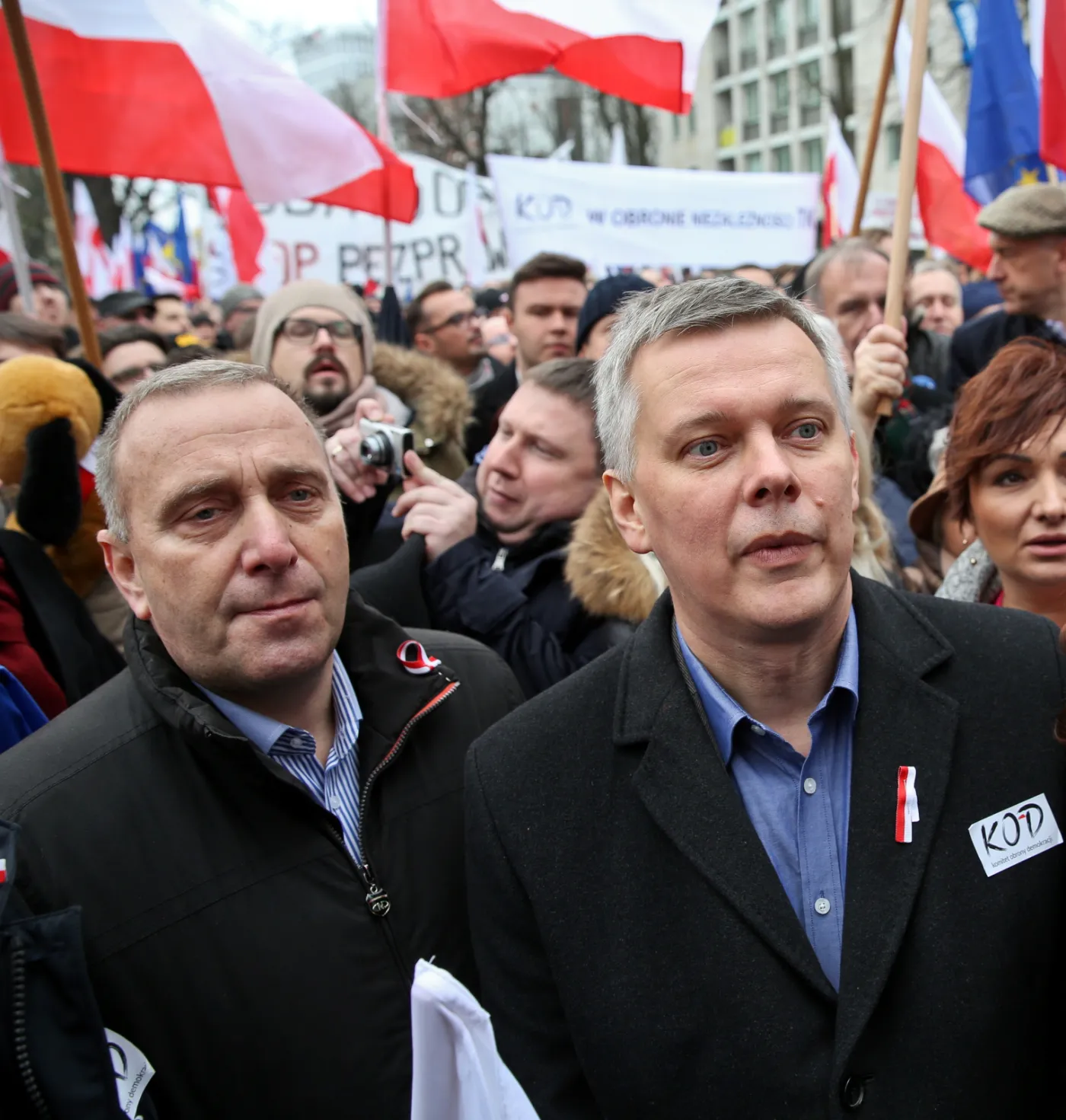 2402421-manifestacja-kod-politycy-po.jpg